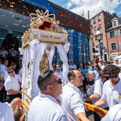 Miembros de la Sociedad Marítima de la Virgen del Socorro de Sciacca portan la estatua de la Virgen del Socorro de Sciacca al inicio de una procesión de nueve horas durante la 116.ª Fiesta Italiana de los Pescadores en Boston, Massachusetts. Iniciada en 1910 por inmigrantes de Sciacca, Sicilia, esta tradición recrea una costumbre del siglo XVI en honor a la Virgen del Socorro. | Foto:Joseph Prezioso / AFP