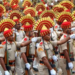Oficiales de la policía indios participan en las celebraciones por el Día de la Independencia de India, en Bhopal, en el estado de Madhya Pradesh, India. | Foto:Xinhua/Str