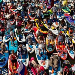 Participantes asisten al festival de paddle surf Yauzafest SUP en el río Yauza en Moscú, Rusia. | Foto:Igor Ivanko / AFP