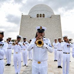 Personal militar pakistaní asiste a una ceremonia para celebrar el Día de la Independencia de Pakistán, en la ciudad portuaria de Karachi, en el sur de Pakistán. | Foto:Xinhua/Str