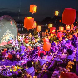 Personas disfrutan de una presentación en un concierto llevado a cabo durante un festival de turismo y cultura con la temática de linternas flotantes por el Festival Qixi, también conocido como el Día de San Valentín chino, en el distrito de Rongchang de la municipalidad de Chongqing, en el suroeste de China. | Foto:Xinhua/Tang Yi