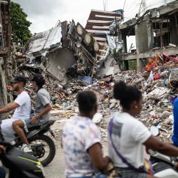 Personas en motocicletas pasan frente a un edificio destruido en el barrio Medrano de Quibdó, departamento del Chocó, Colombia, días después del terremoto de magnitud 7.4. Al menos 287 personas han muerto, miles han resultado heridas y unas 379 permanecen desaparecidas, ya que las probabilidades de encontrar sobrevivientes han disminuido drásticamente desde que transcurrieron las cruciales 72 horas, aunque voluntarios y equipos de rescate continúan excavando entre los escombros en busca de cualquier señal de vida. | Foto:ESTEBAN VEGA LA-ROTTA / AFP