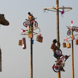 Personas participantes en una competencia de palo encebado durante una celebración del 81° aniversario de la fundación de la República de Indonesia, en Yakarta, Indonesia. | Foto:Xinhua/Zulkarnain