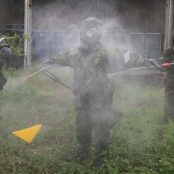 Soldados taiwaneses realizan operaciones de descontaminación química como parte del ejercicio militar anual Han Kuang en Hualien. | Foto:Chiang Ying-ying / POOL / AFP