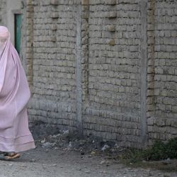 Una mujer afgana vestida con burka camina por una calle del distrito de Dand, en Kandahar, Afganistán. | Foto:Sanaullah Seiam / AFP