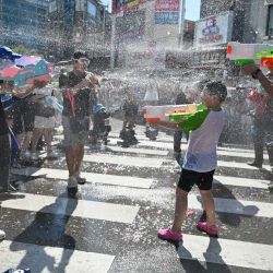 Varias personas participaron en un festival de pistolas de agua en medio de una ola de calor en Seúl, Corea del Sur. | Foto:Greg Baker / AFP