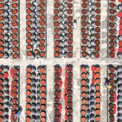 Vista aérea tomada con un dron de trabajadores operando en una zona de secado al aire para salsa de chile, en el subdistrito de Yongfeng del distrito de Shuangfeng, en la provincia de Hunan, en el centro de China. La salsa de chile elaborada en el subdistrito de Yongfeng, reconocida como un producto con indicación geográfica protegida en China, cuenta con una historia de varios siglos. | Foto:Xinhua/Li Jianxin