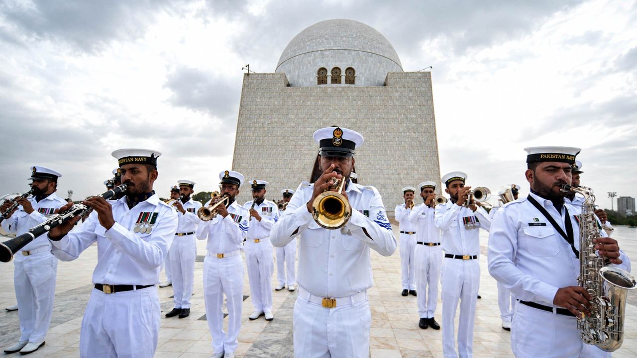 Personal militar pakistaní asiste a una ceremonia para celebrar el Día de la Independencia de Pakistán, en la ciudad portuaria de Karachi, en el sur de Pakistán. | Foto:Xinhua/Str