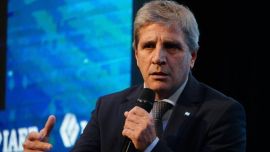 Luis "Toto" Caputo cruzó a Clarín por las críticas a su gestión