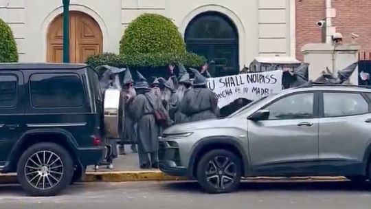 Quiénes son los “Gandalf” que escracharon a Peter Thiel al estilo de El Señor de los Anillos y aplaudieron a los Granaderos
