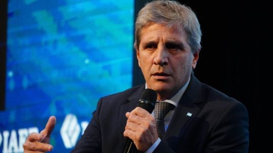 Luis "Toto" Caputo cruzó a Clarín por las críticas a su gestión