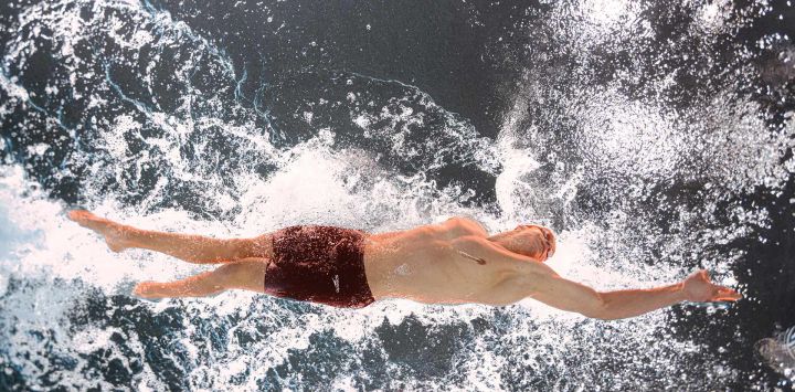 El nadador francés Leon Marchand compite en una eliminatoria de los 400 metros estilo libre masculino durante el Campeonato Europeo de Natación LEN en el Centro Acuático Olímpico de Saint-Denis, en las afueras de París.