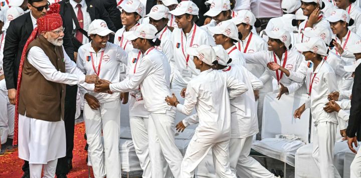 El primer ministro de la India, Narendra Modi, se reúne con miembros del Cuerpo Nacional de Cadetes (NCC) tras dirigirse a la nación en el Fuerte Rojo durante las celebraciones del Día de la Independencia del país en Nueva Delhi.