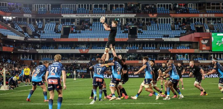 El segunda línea neozelandés Fabian Holland es elevado en el aire para atrapar la pelota durante el partido de la gira de rugby entre Nueva Zelanda y los Bulls en el estadio Loftus Versfeld de Pretoria.