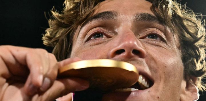 El sueco Armand Duplantis, medallista de oro, celebra tras competir en la final de salto con pértiga masculino durante el Campeonato Europeo de Atletismo en el Estadio Alexander de Birmingham, Inglaterra.