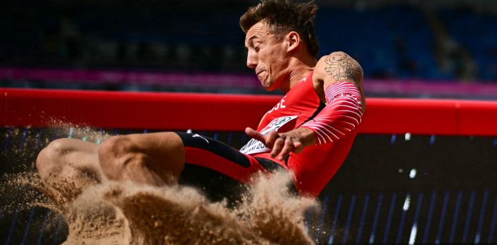 El suizo Simon Ehammer compite en la prueba clasificatoria de salto de longitud masculino durante el Campeonato Europeo de Atletismo en el Estadio Alexander de Birmingham, Inglaterra.