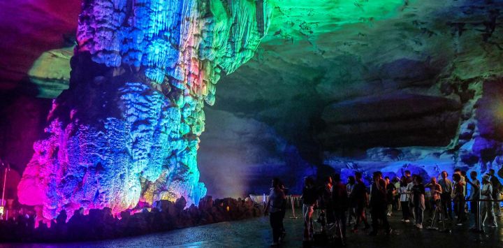 Imagen de turistas visitando una cueva, en Guilin, en la región autónoma zhuang de Guangxi, en el sur de China. En los últimos años, Guangxi ha aprovechado el potencial turístico de sus cuevas, desarrollándolas en atracciones populares y garantizando la seguridad de los visitantes.
