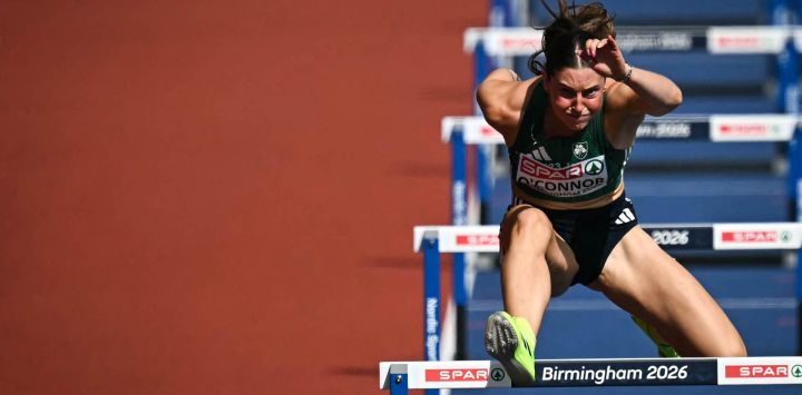 La irlandesa Kate O'Connor bate su mejor marca personal al competir en la segunda serie de los 100 metros vallas del heptatlón femenino durante el Campeonato Europeo de Atletismo en el Estadio Alexander de Birmingham, Inglaterra.