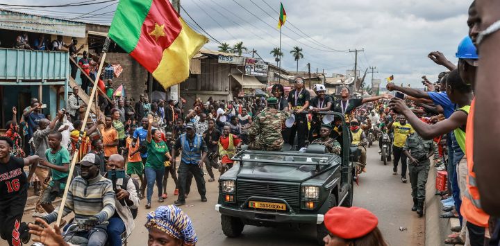 Las jugadoras de la selección nacional femenina de fútbol de Camerún, las Leonas Indomables, saludan a la multitud durante su vuelta de honor por la ciudad de Yaundé. Camerún se coronó campeona de la Copa Africana de Naciones Femenina (WAFCON) tras derrotar a Malawi por 3-0 en la final disputada en Marruecos.