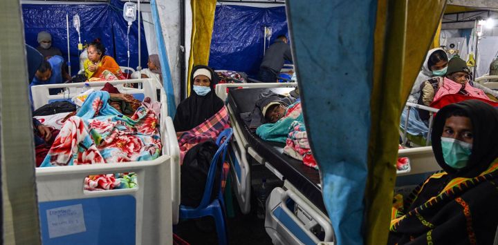 Las víctimas del terremoto reciben atención médica en una carpa provisional debido al temor a réplicas, frente al hospital de Ruteng, en Manggarai, Nusa Tenggara Oriental. Los rescatistas buscaron supervivientes entre los escombros tras el potente terremoto que sacudió la costa de la isla de Flores, en Indonesia, y que dejó al menos 47 muertos, según informaron las autoridades de gestión de desastres.