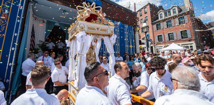 Miembros de la Sociedad Marítima de la Virgen del Socorro de Sciacca portan la estatua de la Virgen del Socorro de Sciacca al inicio de una procesión de nueve horas durante la 116.ª Fiesta Italiana de los Pescadores en Boston, Massachusetts. Iniciada en 1910 por inmigrantes de Sciacca, Sicilia, esta tradición recrea una costumbre del siglo XVI en honor a la Virgen del Socorro.