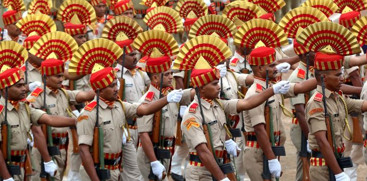 Oficiales de la policía indios participan en las celebraciones por el Día de la Independencia de India, en Bhopal, en el estado de Madhya Pradesh, India.