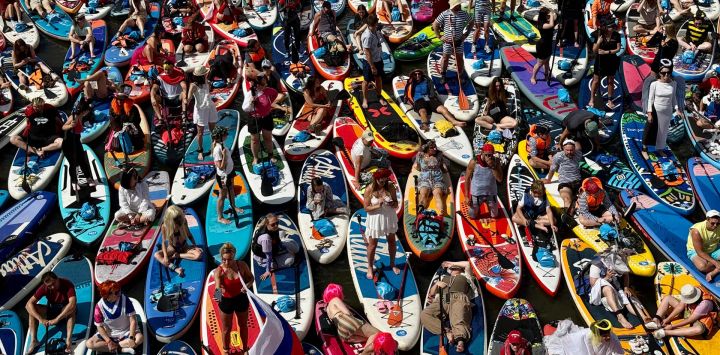 Participantes asisten al festival de paddle surf Yauzafest SUP en el río Yauza en Moscú, Rusia.