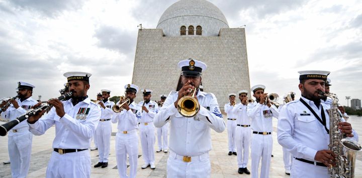 Personal militar pakistaní asiste a una ceremonia para celebrar el Día de la Independencia de Pakistán, en la ciudad portuaria de Karachi, en el sur de Pakistán.