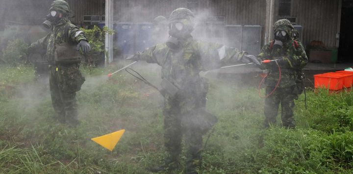 Soldados taiwaneses realizan operaciones de descontaminación química como parte del ejercicio militar anual Han Kuang en Hualien.