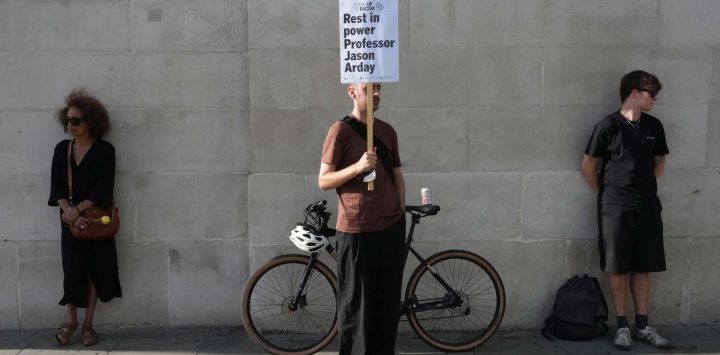 Un simpatizante sostiene una pancarta antes de participar en una vigilia en memoria del fallecido profesor de Cambridge, Jason Arday, en Trafalgar Square, en el centro de Londres, tras su muerte a los 41 años. Arday, el exprofesor de Cambridge hallado muerto en medio de una creciente polémica por acusaciones de plagio académico y exageraciones de su vida personal, ascendió desde orígenes humildes en Gran Bretaña hasta convertirse en una figura académica de gran prestigio.