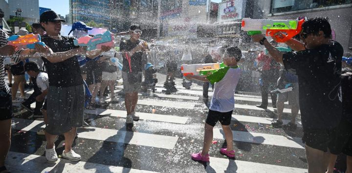 Varias personas participaron en un festival de pistolas de agua en medio de una ola de calor en Seúl, Corea del Sur.