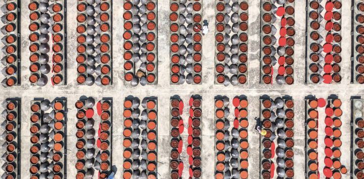 Vista aérea tomada con un dron de trabajadores operando en una zona de secado al aire para salsa de chile, en el subdistrito de Yongfeng del distrito de Shuangfeng, en la provincia de Hunan, en el centro de China. La salsa de chile elaborada en el subdistrito de Yongfeng, reconocida como un producto con indicación geográfica protegida en China, cuenta con una historia de varios siglos.