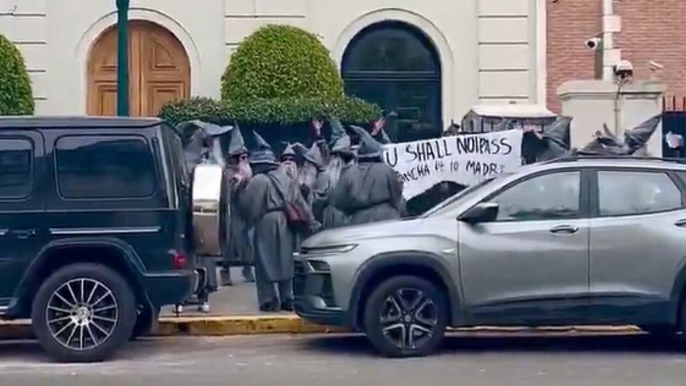 Gandalfs frente a la casa de Peter Thiel 