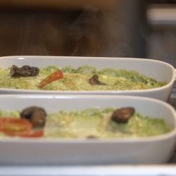 Entre la tierra y las nubes: así se cocina el menú que se disfruta en el avión a 10.000 m de altura