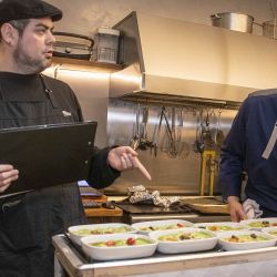 Entre la tierra y las nubes: así se cocina el menú que se disfruta en el avión a 10.000 m de altura