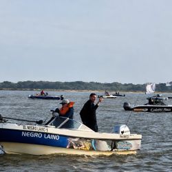 Más allá de la competencia deportiva, la Fiesta Nacional del Dorado volvió a ofrecer una amplia propuesta que combina pesca deportiva, música, actividades familiares y espectáculos nocturnos, aunque uno de los momentos más esperados fue, como ocurre tradicionalmente, la largada de las embarcaciones sobre el río Paraná.