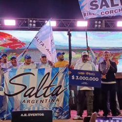 Más allá de la competencia deportiva, la Fiesta Nacional del Dorado volvió a ofrecer una amplia propuesta que combina pesca deportiva, música, actividades familiares y espectáculos nocturnos, aunque uno de los momentos más esperados fue, como ocurre tradicionalmente, la largada de las embarcaciones sobre el río Paraná.