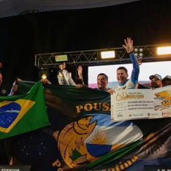 Más allá de la competencia deportiva, la Fiesta Nacional del Dorado volvió a ofrecer una amplia propuesta que combina pesca deportiva, música, actividades familiares y espectáculos nocturnos, aunque uno de los momentos más esperados fue, como ocurre tradicionalmente, la largada de las embarcaciones sobre el río Paraná.