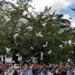 Durante el 81.º aniversario de la rendición de Japón en la Segunda Guerra Mundial, se soltaron palomas blancas, símbolo de paz, en homenaje a los caídos en la guerra en el santuario Yasukuni de Tokio. | Foto:Philip Fong / AFP