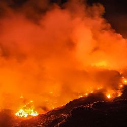 Esta fotografía muestra un incendio en un vertedero en Rasau Jaya, Kubu Raya, Kalimantan Occidental. Indonesia cree que la siembra de nubes puede ayudarla a combatir una temporada de incendios forestales que, según los expertos, se perfila como una de las peores en años, impulsada por un fuerte fenómeno de El Niño. | Foto:DITO / AFP
