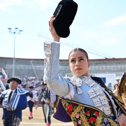 La novillera española Olga Casado asiste al paseo antes de una corrida de toros durante la Feria en Béziers, sur de Francia. | Foto:GABRIEL BOUYS / AFP