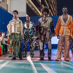 Modelos desfilan en la pasarela durante la Semana de la Moda de la República Democrática del Congo, celebrada en Kinshasa bajo el lema de promoción del "sape", un movimiento cultural y de moda congoleño conocido por su estilo distintivo y elegante. | Foto:GLODY MURHABAZI / AFP
