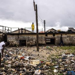 Niños caminan entre los escombros arrastrados por el mar en el Palacio Real, dañado por la erosión costera en Ayetoro, estado de Ondo. La comunidad costera de Ayetoro, en el estado de Ondo, al suroeste de Nigeria, se ha convertido en uno de los ejemplos más visibles del país sobre la vulnerabilidad de las comunidades que viven a lo largo del océano Atlántico ante la erosión costera y el aumento del nivel del mar. Desde principios de la década de 2000, la erosión costera en Ayetoro se ha intensificado progresivamente, con el océano Atlántico invadiendo gradualmente el asentamiento, engullendo casas, escuelas y otras infraestructuras, y obligando a algunos residentes a reubicarse varias veces. | Foto:OLYMPIA DE MAISMONT / AFP