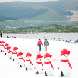 Turistas visitan el área escénica de la Montaña Fénix, en Yakeshi de Hulun Buir, en la región autónoma de Mongolia Interior, en el norte de China. El área escénica ha puesto en marcha actividades de nieve y hielo, así como espectáculos culturales, para atraer a los visitantes durante la temporada baja. | Foto:Xinhua/Lian Zhen