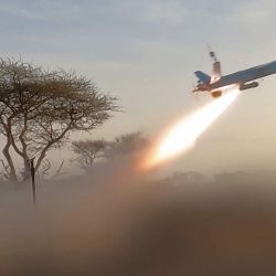 Esta captura de pantalla, tomada de un video publicado por el Centro de Medios Ansarullah, muestra un dron siendo lanzado hacia lo que las autoridades hutíes afirmaron que eran concentraciones de tropas saudíes y depósitos de armas en el puerto de Mokha, en el oeste de Yemen. Los ataques de los rebeldes hutíes, respaldados por Irán causaron la muerte de al menos 11 personas, según informó a AFP una fuente médica en la ciudad portuaria yemení de Mokha, después de que un ataque previo con drones tuviera como objetivo una refinería de petróleo saudí en la costa del Mar Rojo. | Foto:ANSARULLAH MEDIA CENTRE / AFP