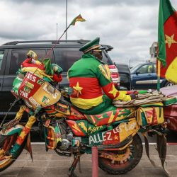 Un motociclista vestido con los colores de Camerún espera sentado en su moto la llegada de la selección nacional femenina al Aeropuerto Internacional de Yaundé Nsimalen, en Yaundé. Camerún se coronó campeona de la Copa Africana de Naciones Femenina (WAFCON) tras derrotar a Malaui por 3-0 en la final disputada en Marruecos. | Foto:DANIEL BELOUMOU OLOMO / AFP