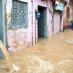 Un residente retira el agua de la inundación de su casa tras las fuertes lluvias en Rawalpindi, Pakistán. | Foto:AAMIR QURESHI / AFP