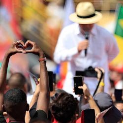 Un simpatizante del presidente y candidato presidencial de Brasil, Luiz Inácio Lula da Silva, gesticula durante un mitin de campaña en el estadio municipal 1º de Mayo en São Bernardo do Campo, estado de São Paulo, Brasil. Los brasileños acudirán a las urnas el próximo 4 de octubre, nuevamente profundamente polarizados y bajo la sombra del presidente estadounidense Donald Trump, quien ha respaldado a candidatos conservadores en recientes elecciones en América Latina. | Foto:MIGUEL SCHINCARIOL / AFP