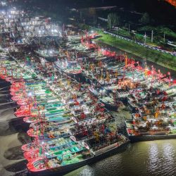 Vista aérea tomada con un dron de barcos pesqueros preparándose para zarpar hacia el mar Amarillo tras el levantamiento de la prohibición de pesca, en la ciudad de Lianyungang, en la provincia de Jiangsu, en el este de China. | Foto:Xinhua/Wang Jianmin