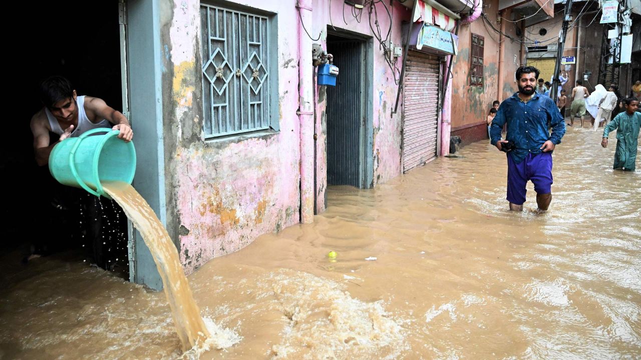 Un residente retira el agua de la inundación de su casa tras las fuertes lluvias en Rawalpindi, Pakistán. | Foto:AAMIR QURESHI / AFP